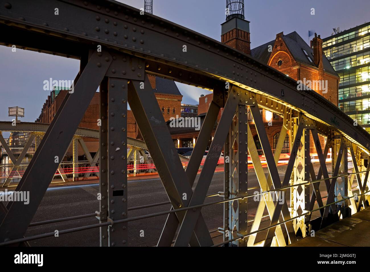Puente de arena por la noche, Speicherstadt, Hamburgo, Alemania, Europa Foto de stock