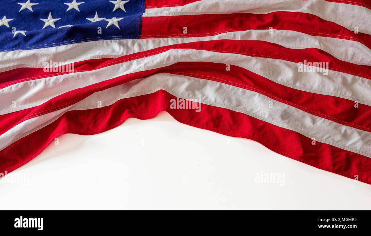 EE.UU. Bandera aislada sobre fondo blanco, espacio de copia. Plantilla para la celebración del día festivo nacional estadounidense Foto de stock
