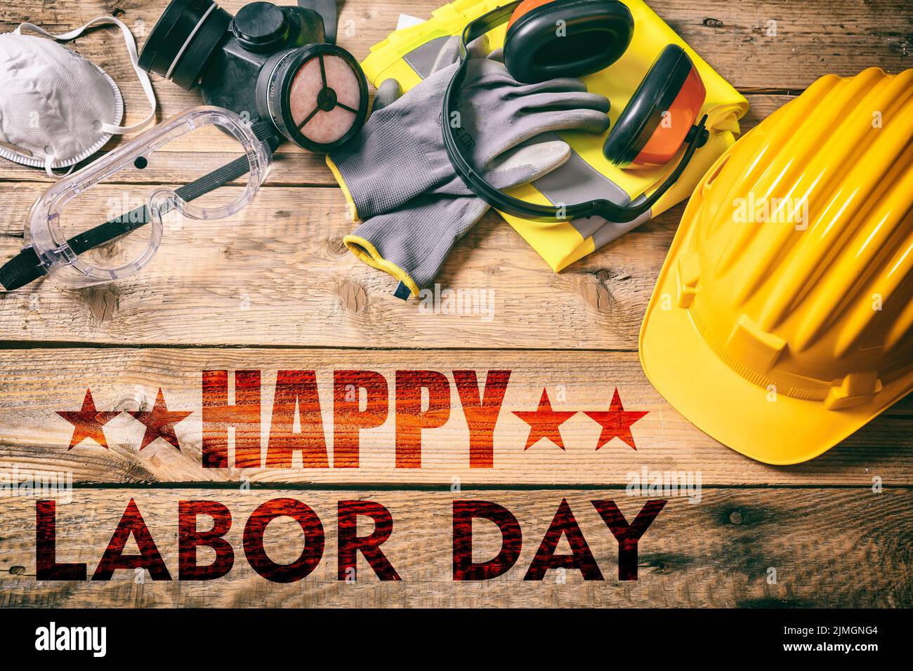 Happy Labor Day texto y herramientas de construcción en una mesa de madera, vista superior. Celebración de las fiestas de Estados Unidos Foto de stock