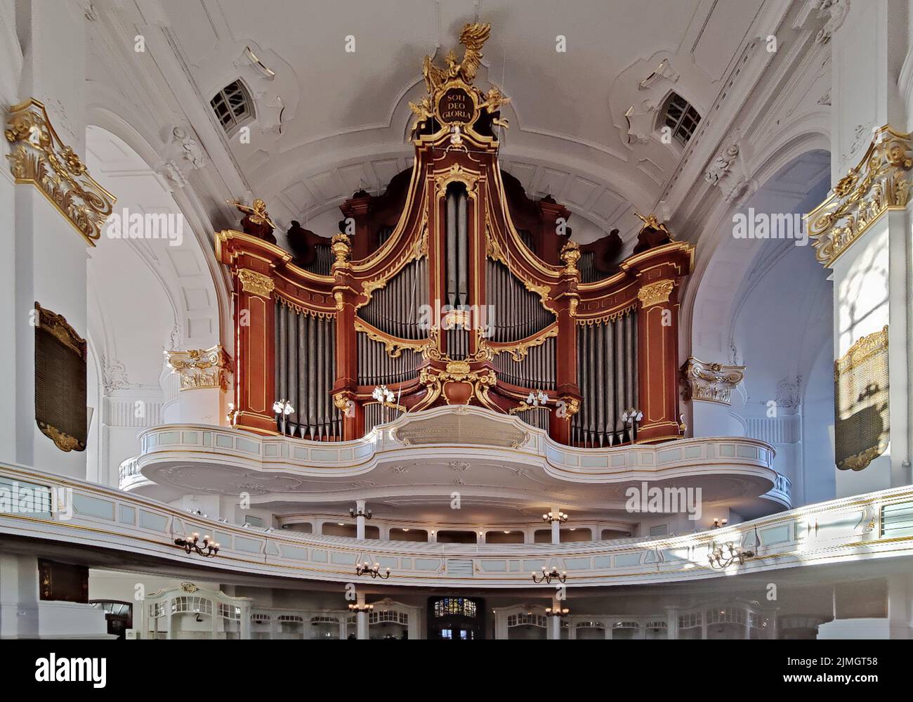 Órgano principal en la iglesia principal de San Michaelis, llamado Michel, Hamburgo, Alemania, Europa Foto de stock