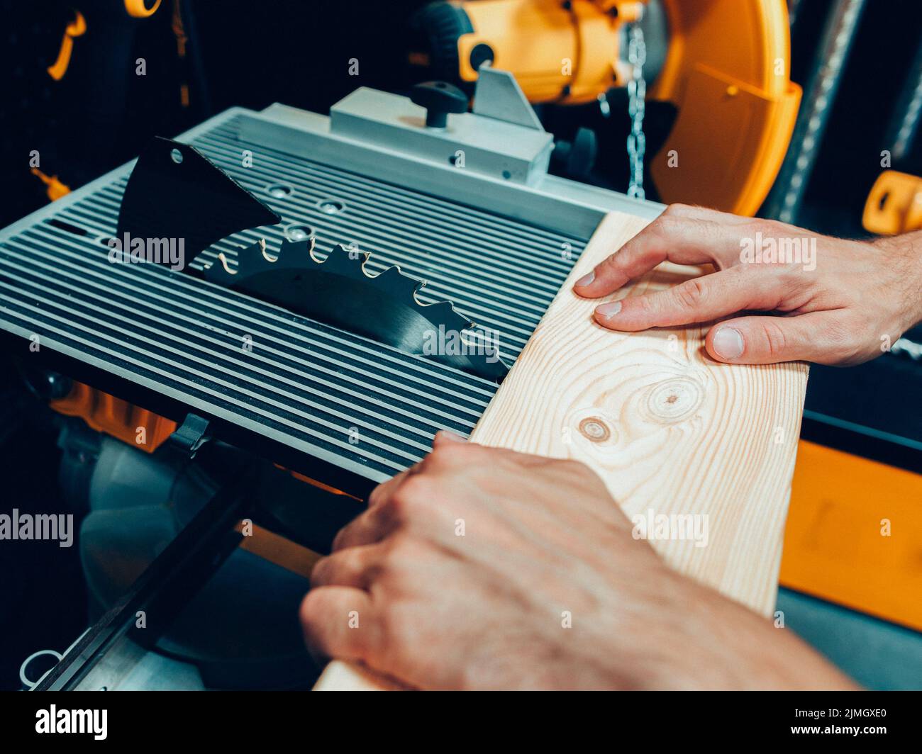 trabajos peligrosos madera eléctrica sierra circular Foto de stock