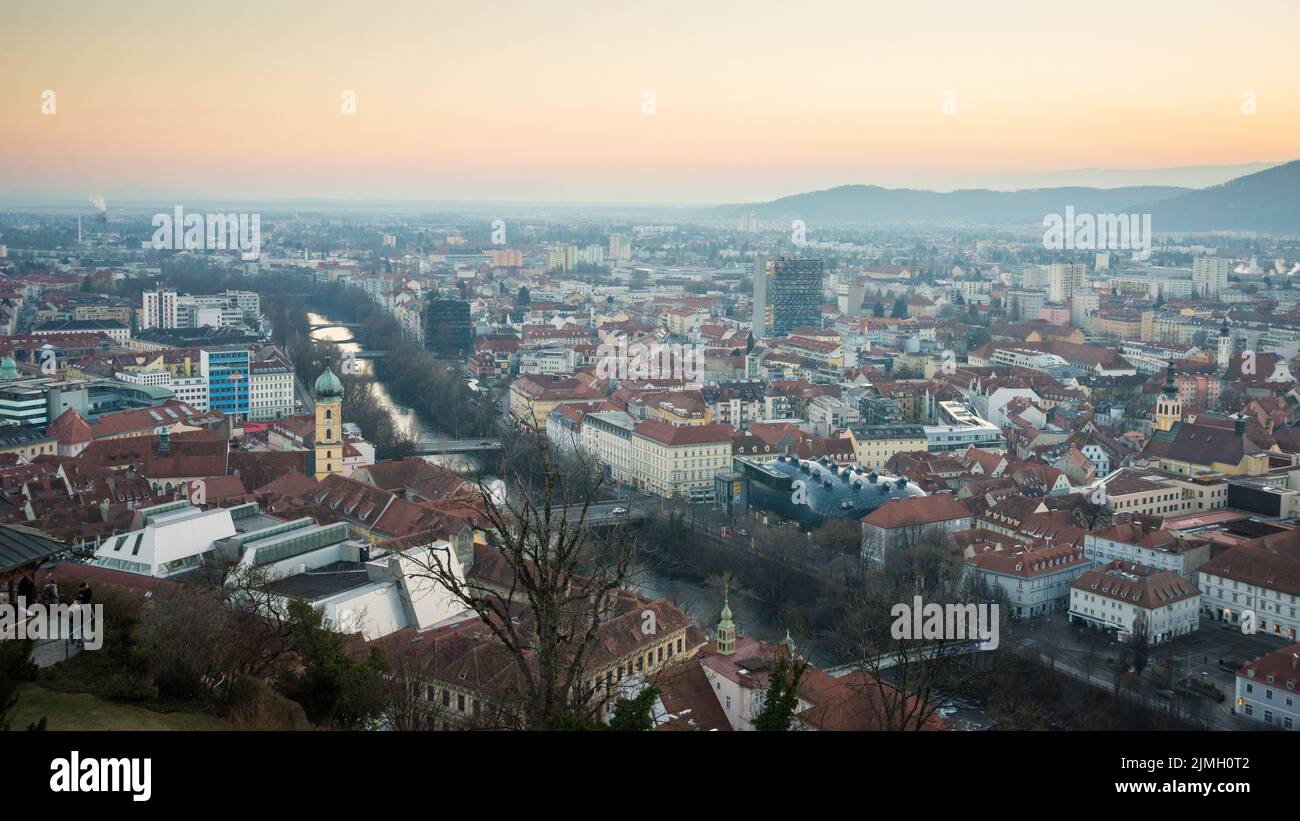 Vista superior del ayuntamiento desde la colina del castillo en la ciudad de Graz. Viajar por Austria Foto de stock