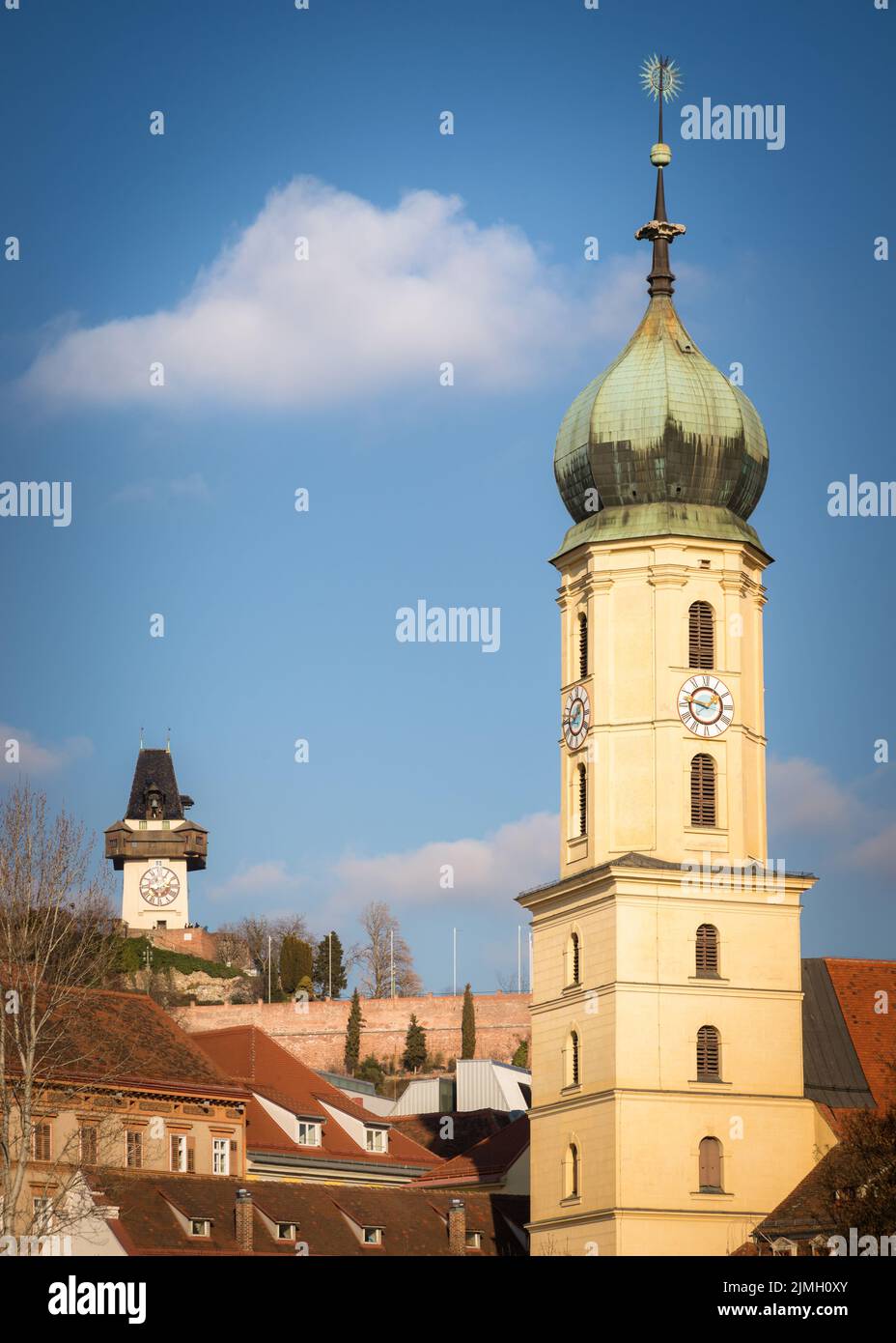 Iglesia y torre del reloj en Graz Austria Foto de stock