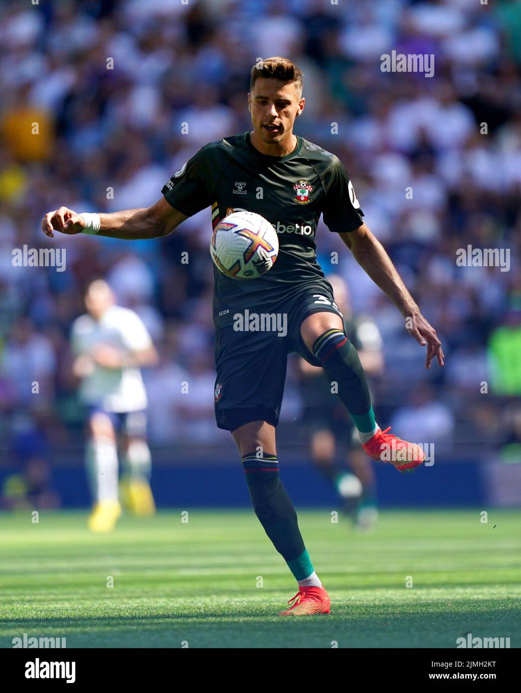 Jan Bednarek de Southampton durante el partido de la Premier League en el Tottenham Hotspur Stadium, Londres. Fecha de la foto: Sábado 6 de agosto de 2022. Foto de stock