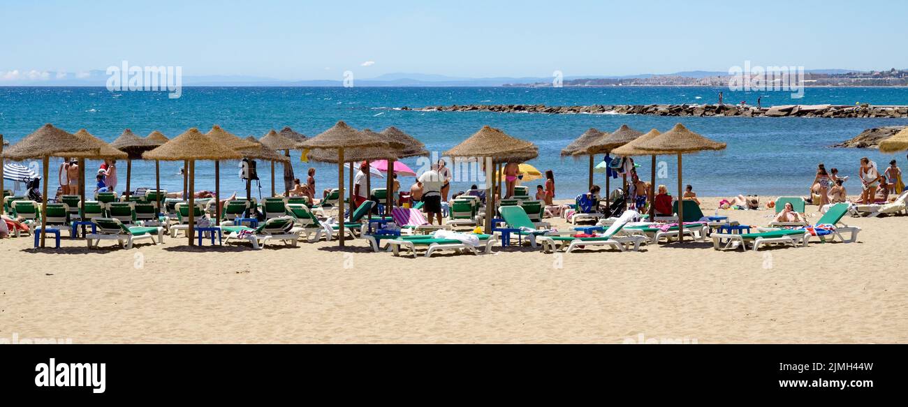 MARBELLA, ANDALUCIA, ESPAÑA - 4 DE MAYO : Vista de la playa en Marbella España el 4 de Mayo de 2014. Personas no identificadas. Foto de stock