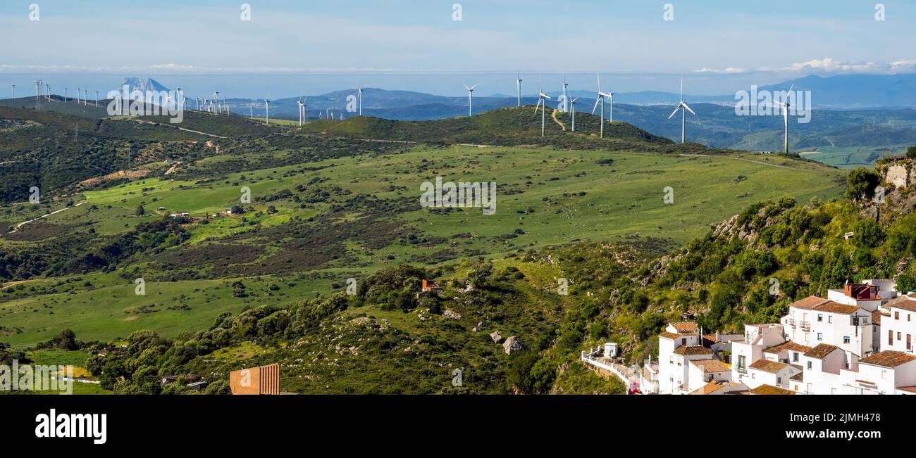 CASARES, ANDALUCIA/ESPAÑA - MAYO 5 : Vista de molinos y Casares en España el 5 de Mayo de 2014 Foto de stock