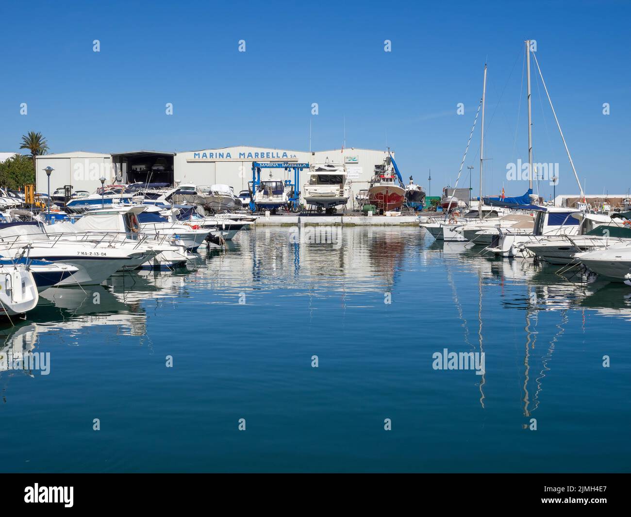 MARBELLA, ANDALUCIA/ESPAÑA - 4 DE MAYO : Barcos en el puerto deportivo de Marbella España el 4 de mayo de 2014 Foto de stock