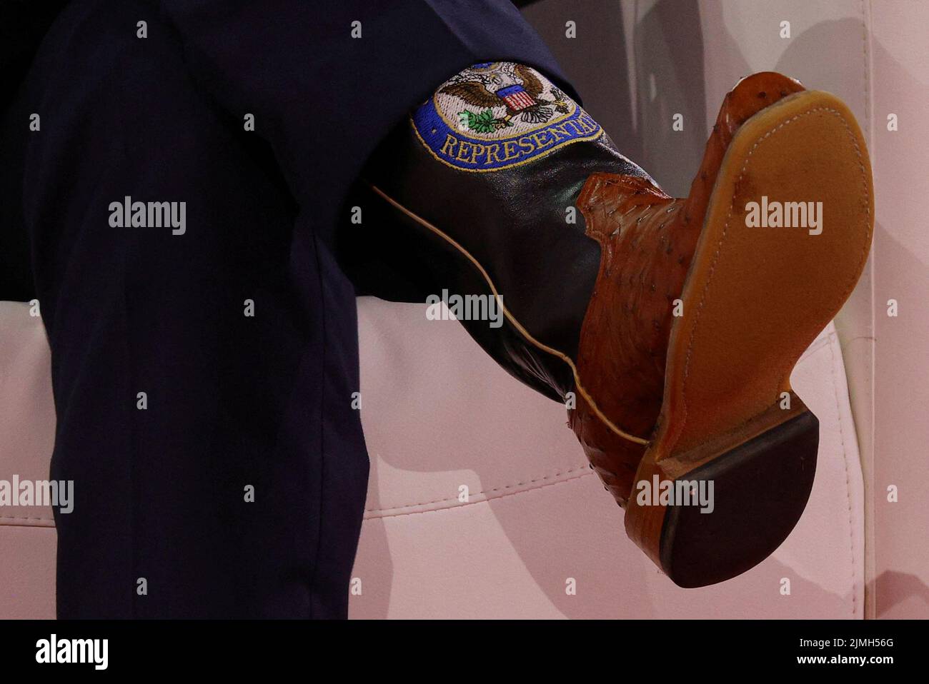 El Representante de los Estados Unidos Ronny Jackson (R-TX) usa botas con el sello de la Cámara de Representantes mientras habla en la Conferencia de Acción Política Conservadora (CPAC) en Dallas, Texas, EE.UU., el 6 de agosto de 2022. REUTERS/Brian Snyder Foto de stock