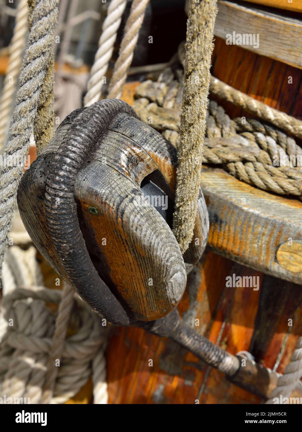 Polea desgastada y cuerda tradicional en el aparejo del velero Foto de stock