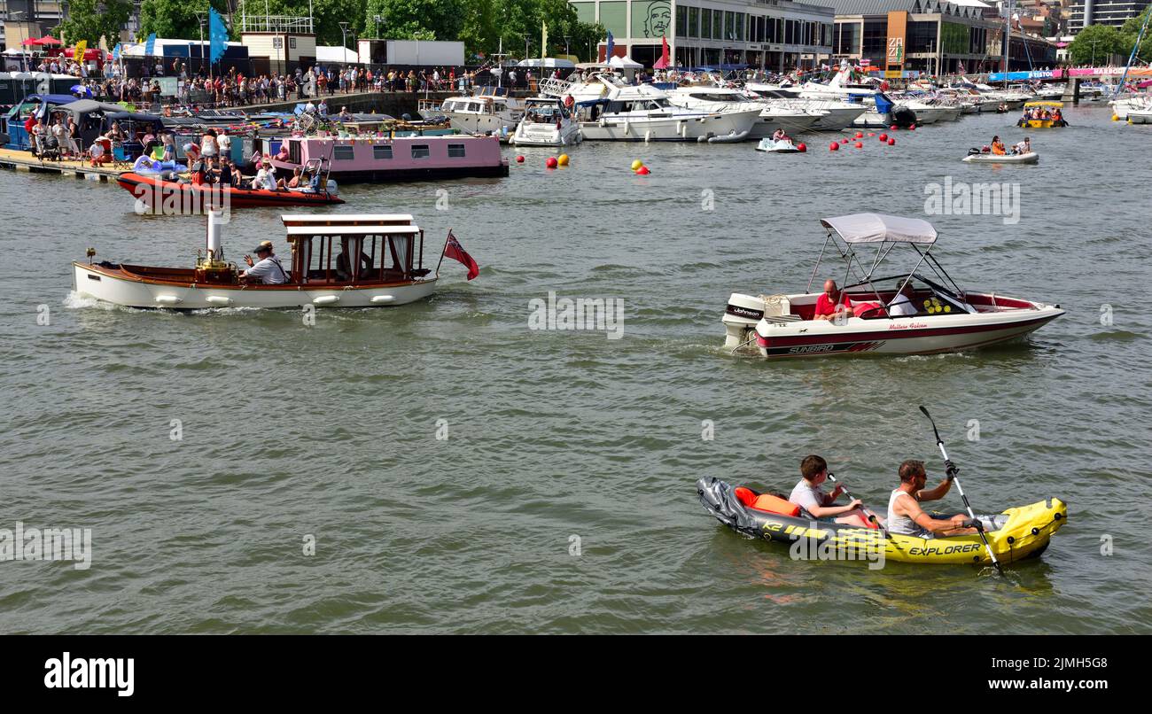 El puerto flotante de Bristol en un día caluroso y soleado con yate de vapor y otros barcos pequeños durante el festival Foto de stock