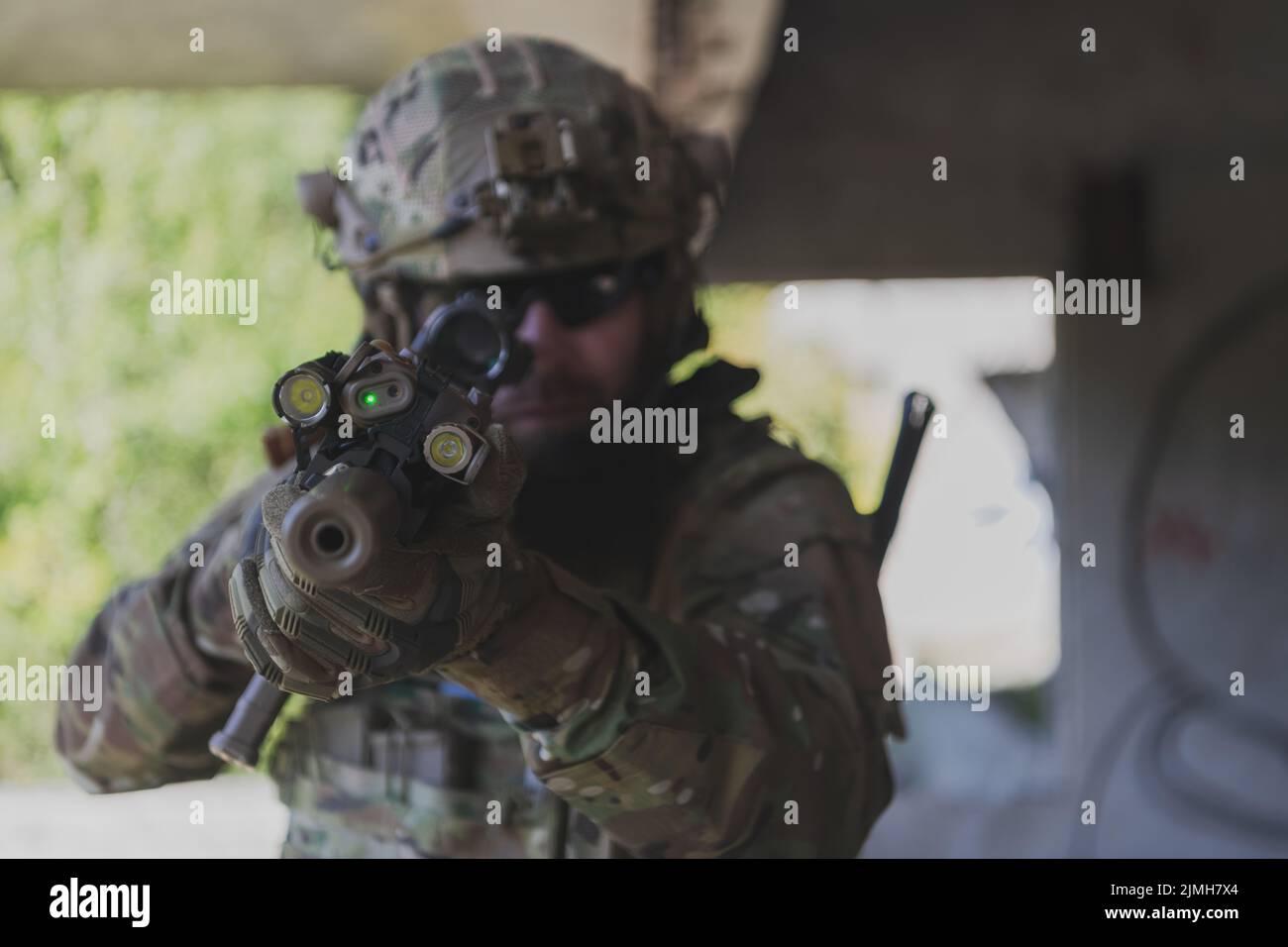 Un soldado barbudo en el uniforme de las fuerzas especiales en acción militar peligrosa en una zona enemiga peligrosa. Enfoque selectivo. Fotografía de alta calidad Foto de stock