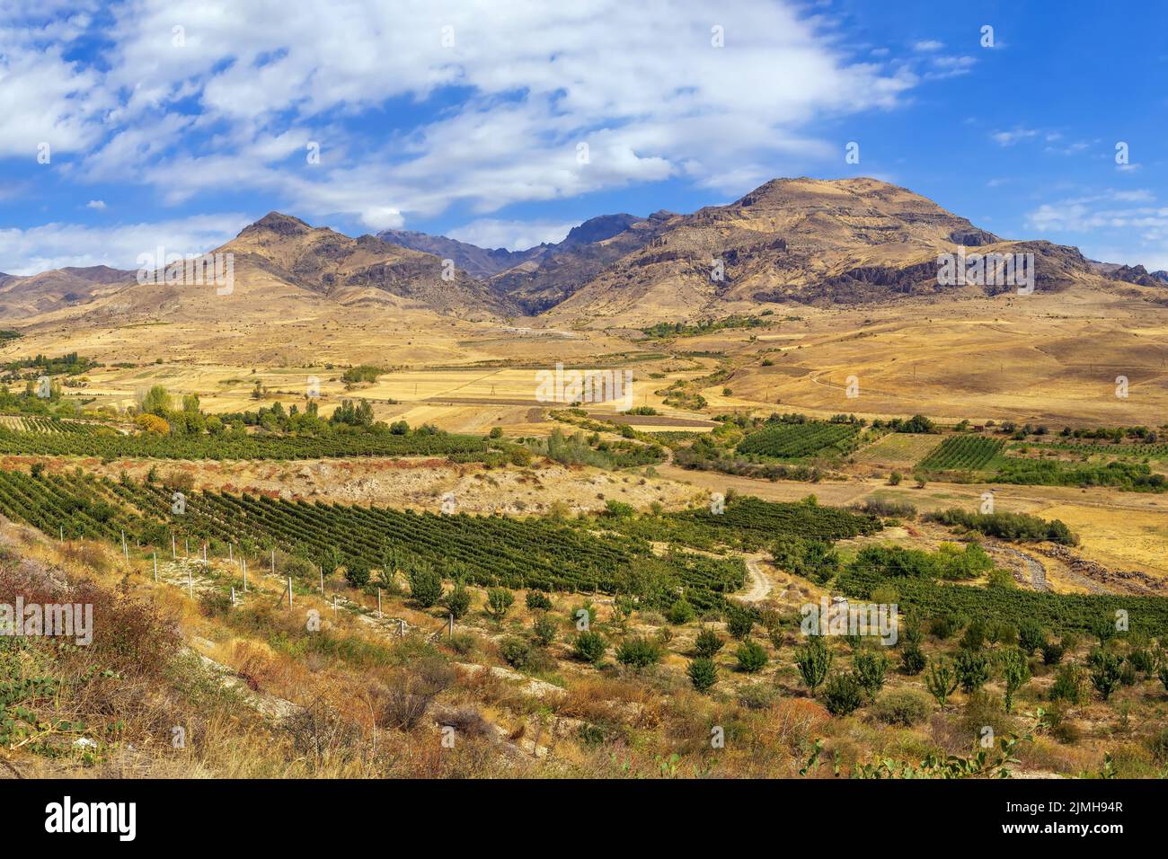 Paisaje con montañas en Armenia Foto de stock