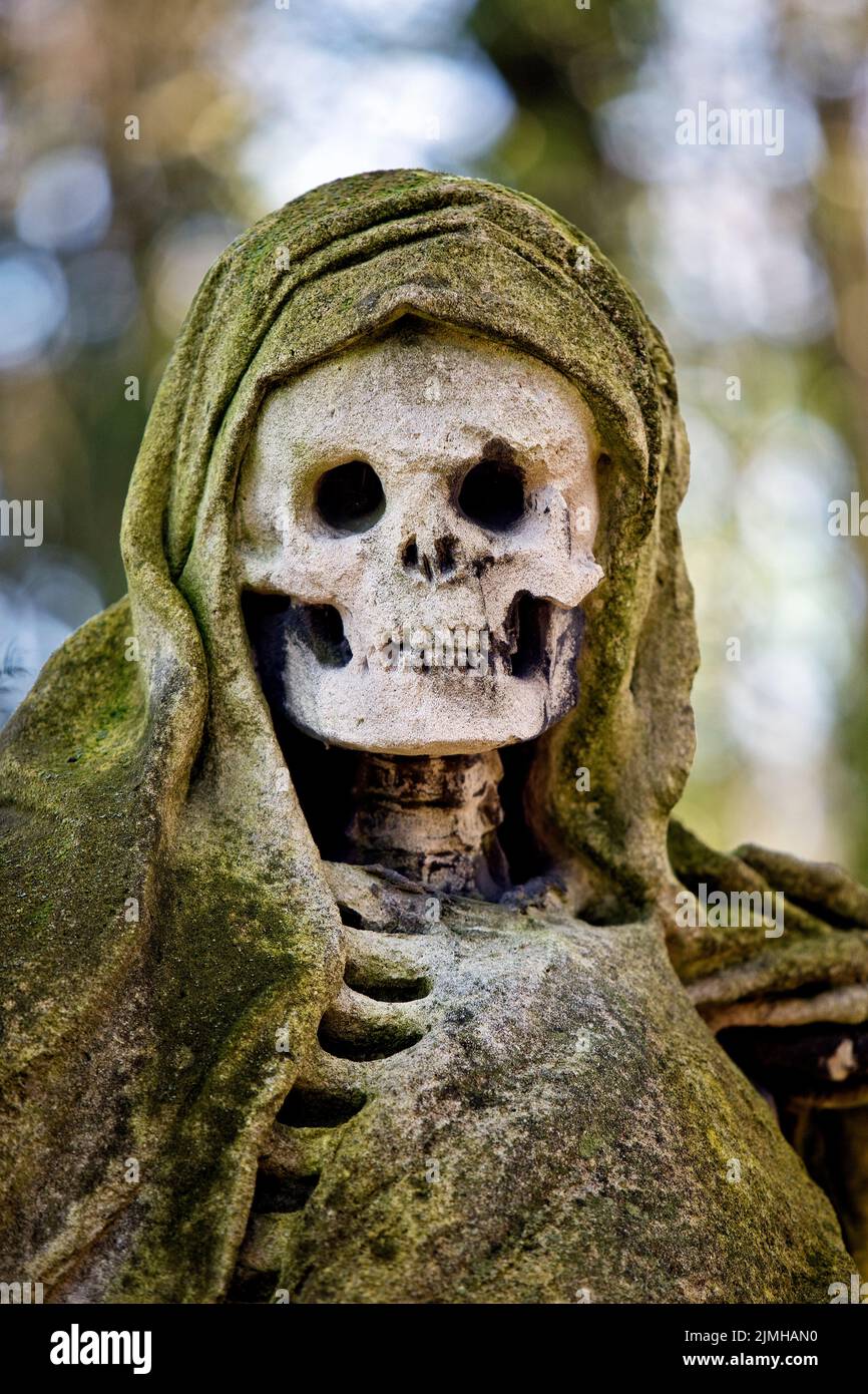 Grim Reaper, artista August Schmiemann, Cementerio de Melaten, Colonia, Alemania, Europa Foto de stock