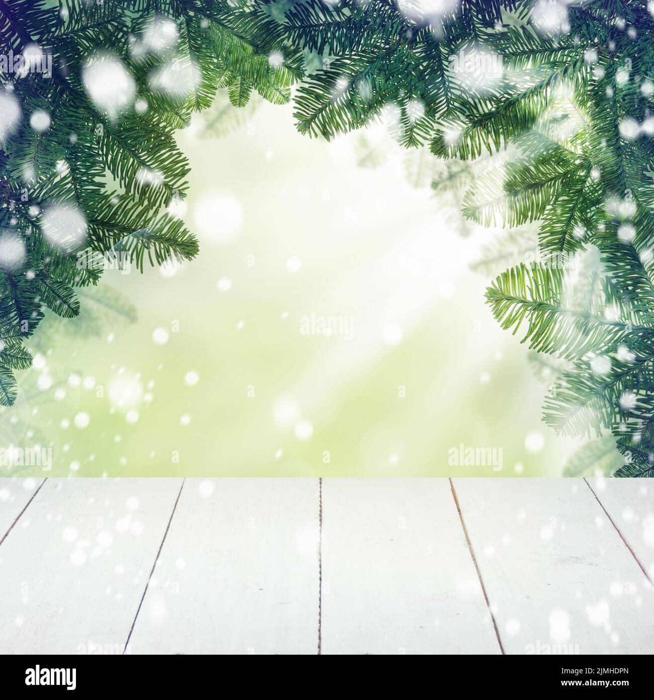 Borde de fondo de Navidad con abeto verde invierno y mesa de madera blanca vacía Foto de stock