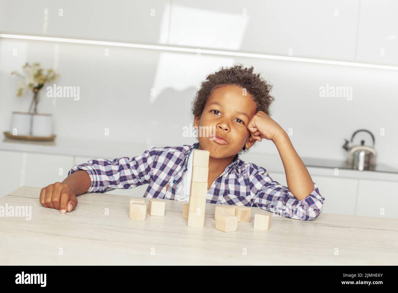 Retrato de niño pequeño africano americano gracioso con juguetes de bloque de madera de cubo Foto de stock
