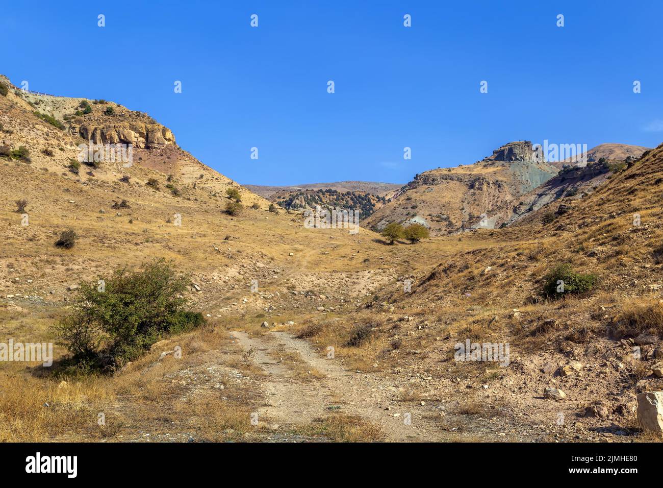 Paisaje con montañas en Armenia Foto de stock