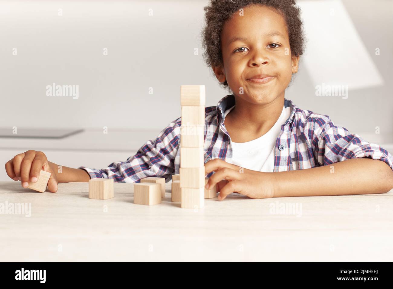 Sonriente niño afroamericano jugando en casa Foto de stock