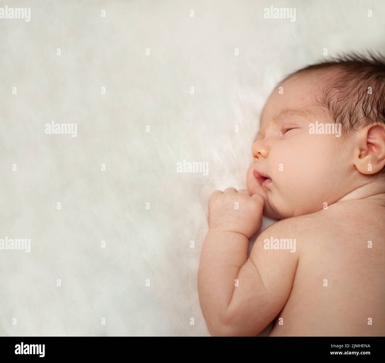 Vista superior foto de un bebé recién nacido durmiendo bien sobre fondo blanco con espacio de copia Foto de stock