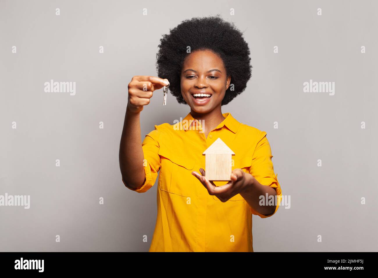 Mujer negra feliz sosteniendo llaves de su nuevo hogar Foto de stock