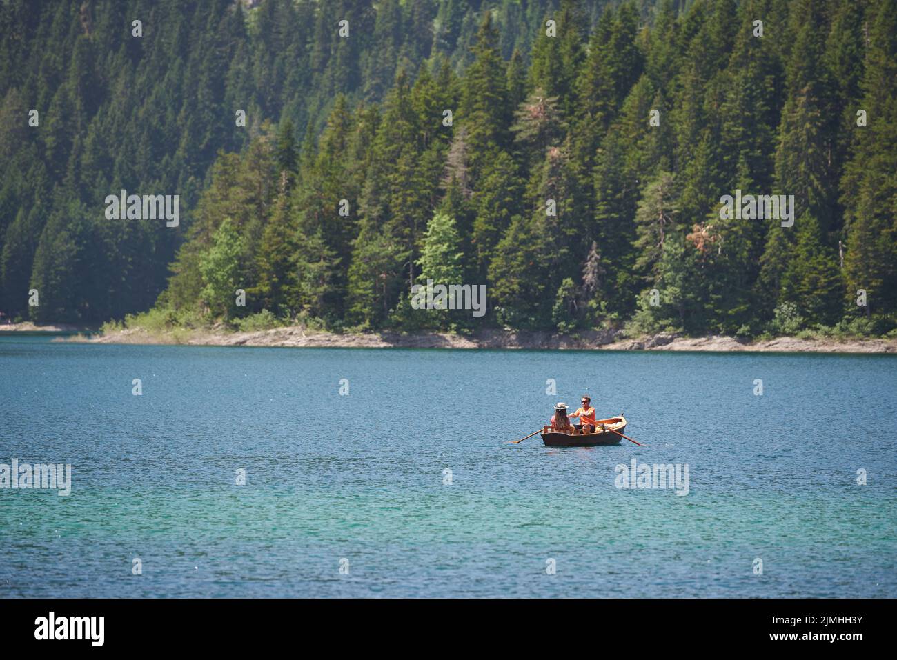 Pareja joven en bote a remo en el lago Foto de stock