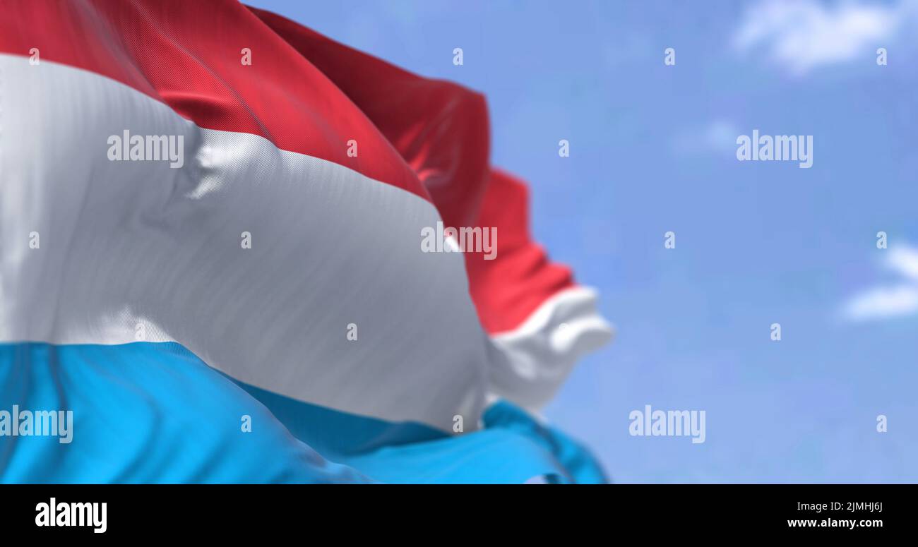 Detalle de la bandera nacional de Luxemburgo ondeando en el viento en un día claro. Foto de stock