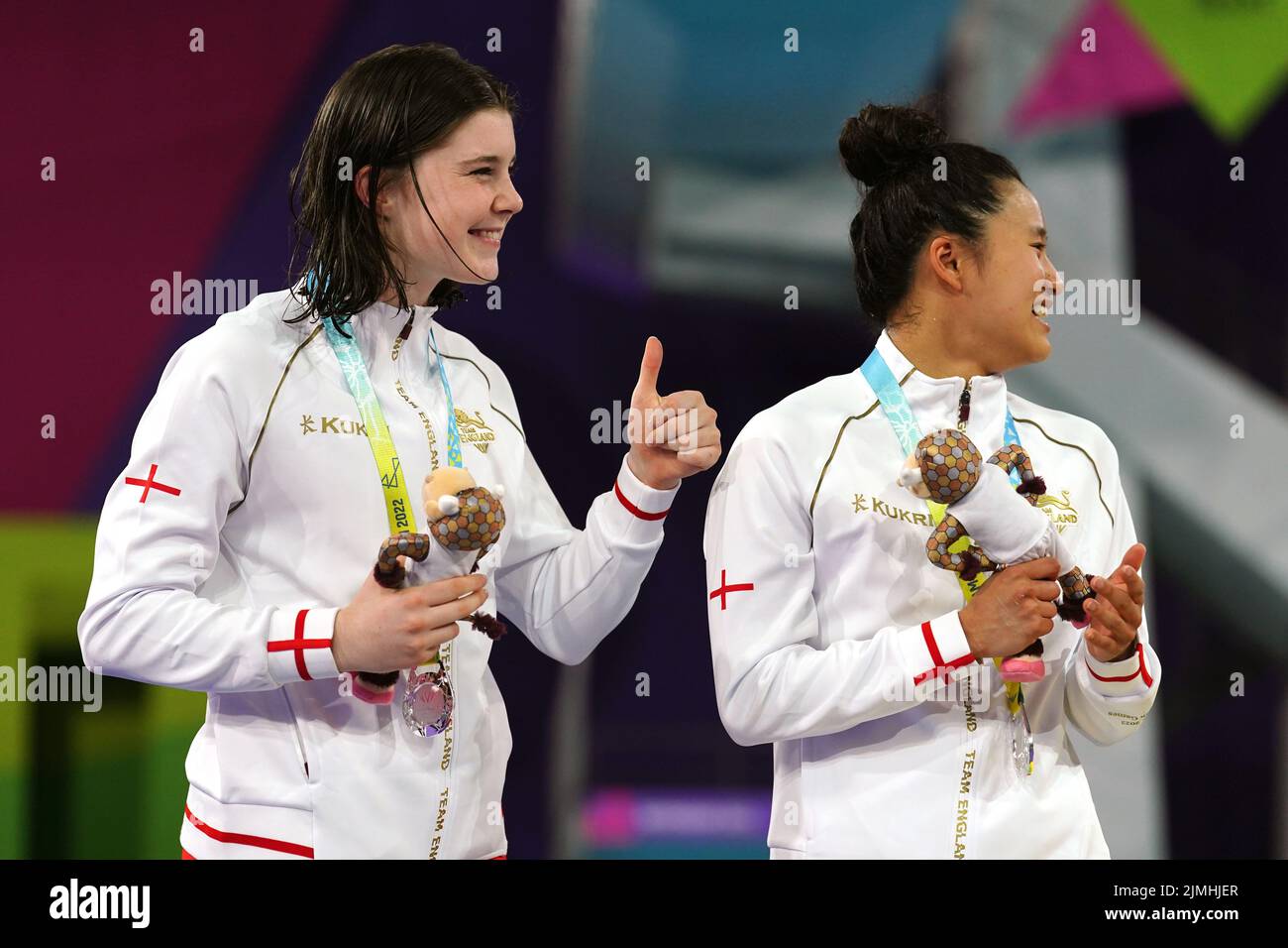 Eden Chung (derecha) de Inglaterra y Andrea Spendolini Sirieix en el podio con sus medallas de plata durante la ceremonia de la medalla para la final sincronizada de la Plataforma 10m de la Mujer en el Sandwell Aquatics Centre el día nueve de los Juegos de la Commonwealth de 2022 en Birmingham. Fecha de la foto: Sábado 6 de agosto de 2022. Foto de stock