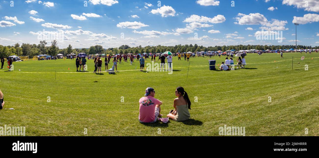 Wausau, Wisconsin, EE.UU., julio de 30, 2022: 5th Festival Anual Hmong Wausau, espectadores viendo los partidos de fútbol, panorama Foto de stock