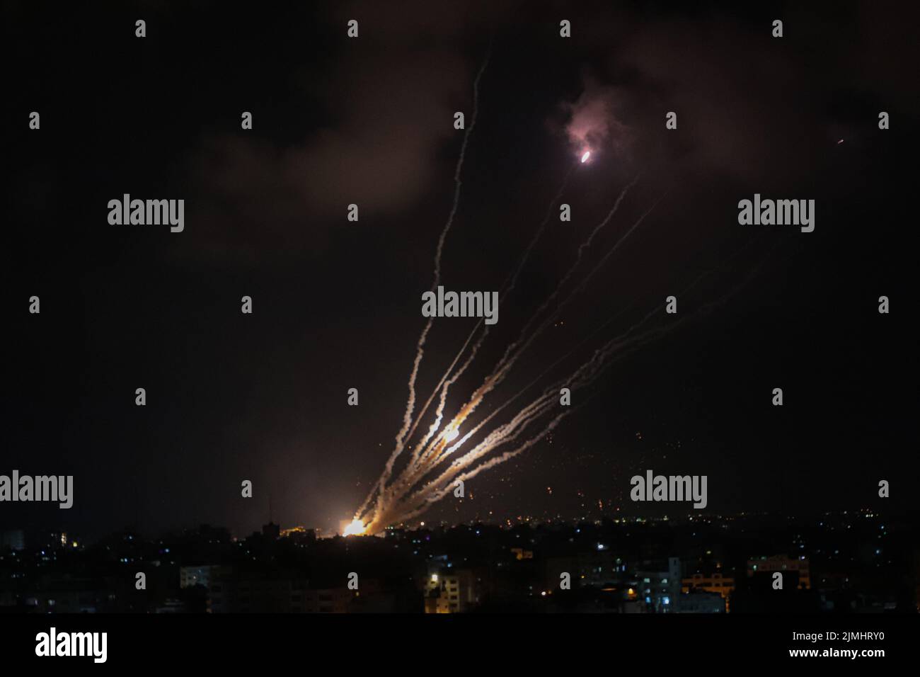 Gaza. 6th de Ago de 2022. Foto tomada en la ciudad de Gaza el 6 de agosto de 2022 muestra cohetes disparados por militantes palestinos hacia Israel. El intercambio de disparos entre Israel y la Yihad Islámica Palestina (PIJ) continuó durante el segundo día del sábado, dejando al menos 15 muertos y 125 heridos en la Faja de Gaza. Crédito: Rizek Abdeljawad/Xinhua/Alamy Live News Foto de stock