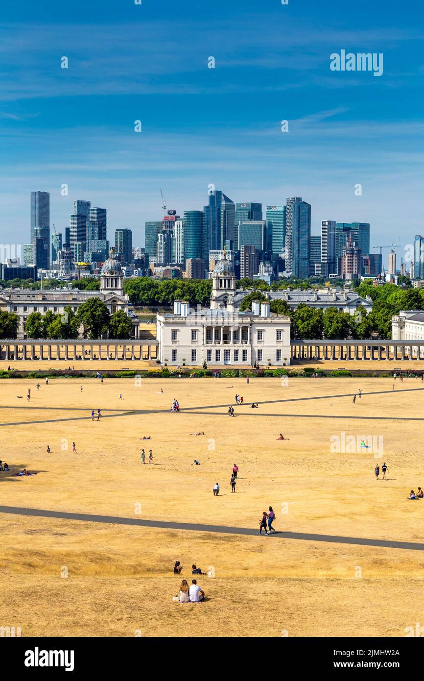 6 de agosto de 2022 - Londres, Reino Unido - Secado de pastizales en Greenwich Park después de una serie de olas de calor y temperaturas récord, la ciudad se enfrenta a medidas de sequía y racionamiento de agua Foto de stock