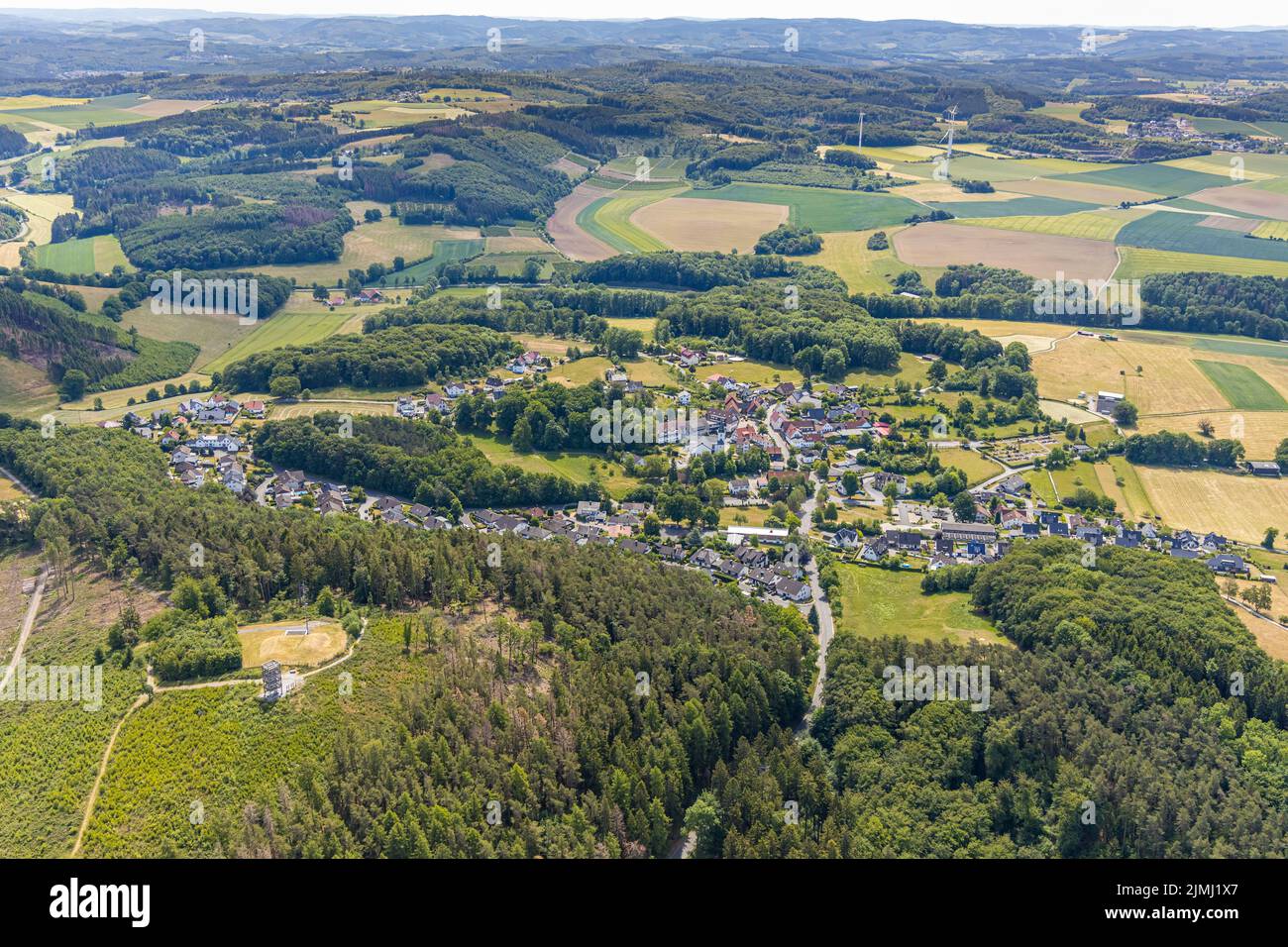 Vista aérea, vista del pueblo distrito Eisborn, Balve, Sauerland, Renania del Norte-Westfalia, Alemania, DE, vista al pueblo, Europa, impuesto sobre la propiedad, paisaje montañoso Foto de stock