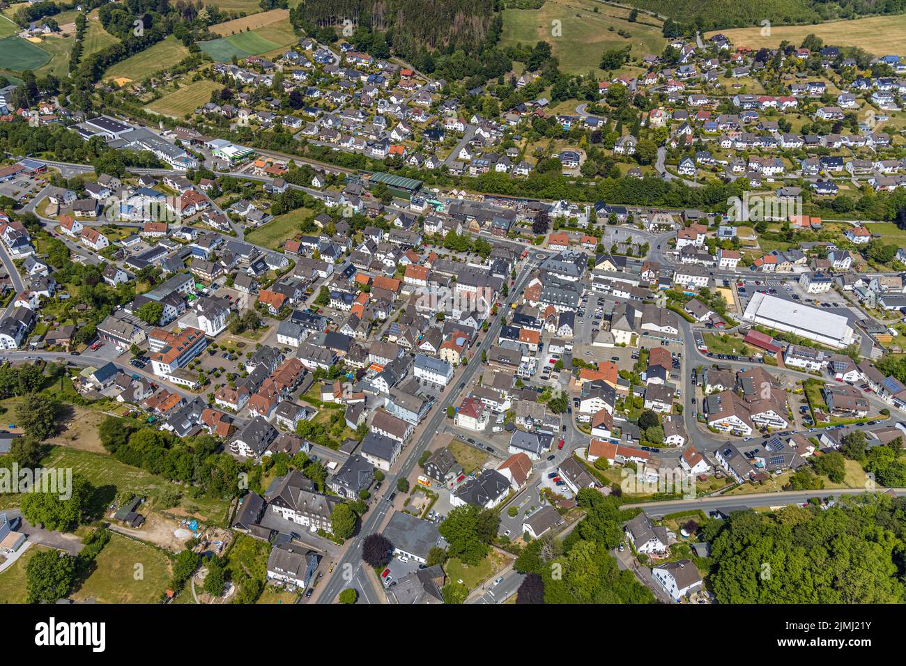 Vista aérea, vista de la ciudad Balve, Balve, Sauerland, Renania del Norte-Westfalia, Alemania, Ciudad, DE, Europa, impuesto inmobiliario, inmobiliaria, centro de la ciudad, foto aérea Foto de stock