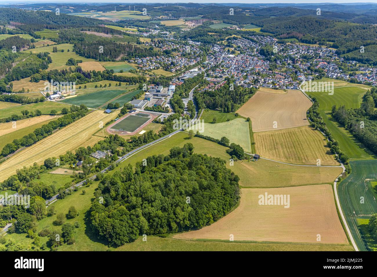 Vista aérea, vista local, campo deportivo SG Balve/Garbeck 23/21, triple gimnasio Balve, Realschule, Gemeinschaftshauptschule, am Krumpaul, Balve, Sauerl Foto de stock