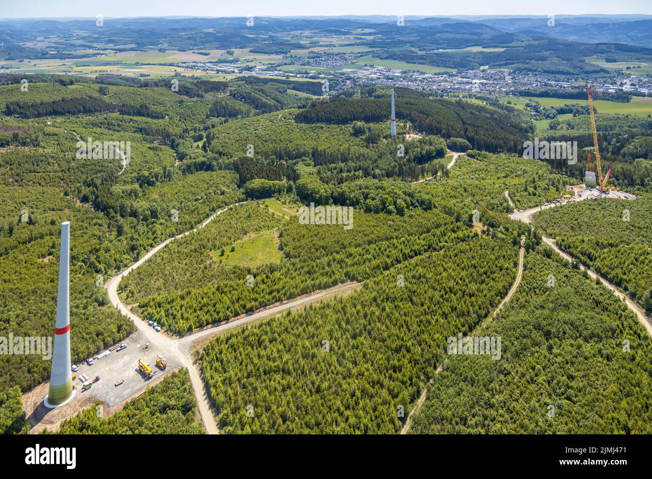 Vista aérea, construcción de aerogeneradores al norte de Neuenrade, Sauerland, Renania del Norte-Westfalia, Alemania, Neuenrade, DE, Europe, Birds-Eyes VIEW, aer Foto de stock