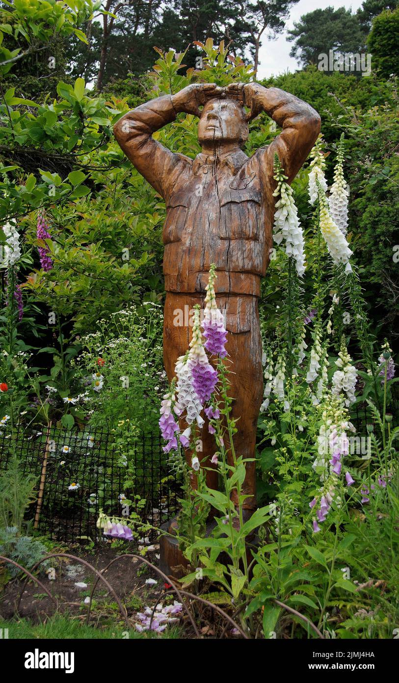 Escultura de madera “Mirador” 2019 de Nigel Sardeson en el jardín del Hotel Petwood Foto de stock