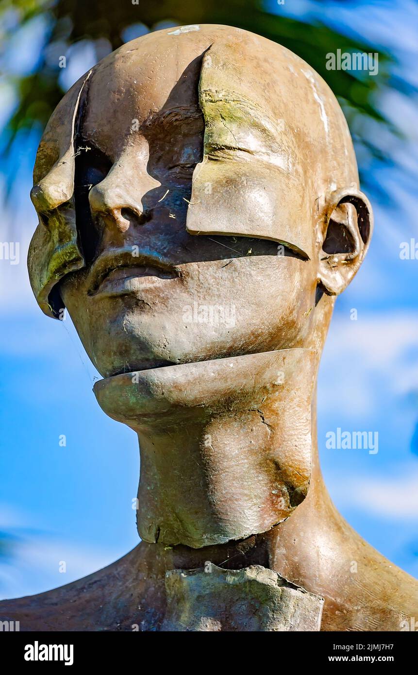 “Bust III, Strobe Series” Un scultpure de William Ludwig, se exhibe en una instalación de arte público en el Ocean Springs L&N Depot en Ocean Springs. Foto de stock