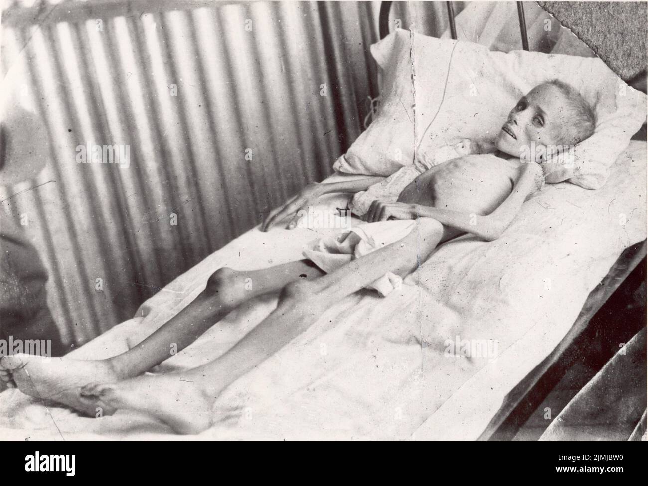 Lizzie van Zyl, una niña de Boer hambrienta, visitada por Emily Hobhouse en un campo de concentración británico Foto de stock