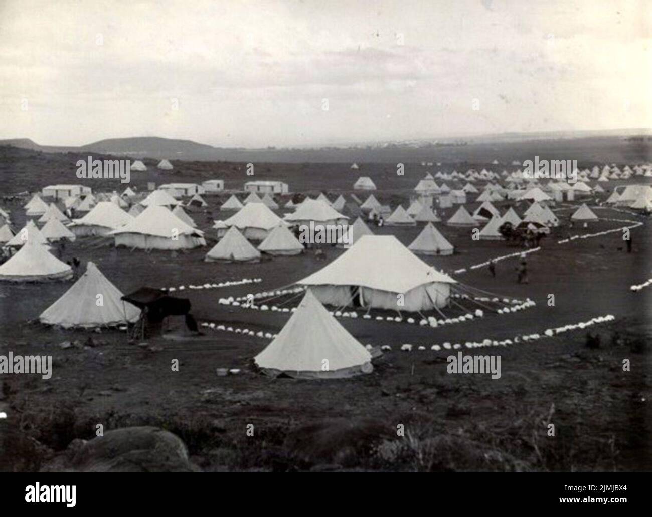 Tiendas en el campo de concentración de Bloemfontein, uno de los campos de concentración establecidos para albergar a los Boers después de que fueron expulsados de sus hogares como parte de la política de tierra quemada de Lord Kitchener en el Transvaal. Foto de stock