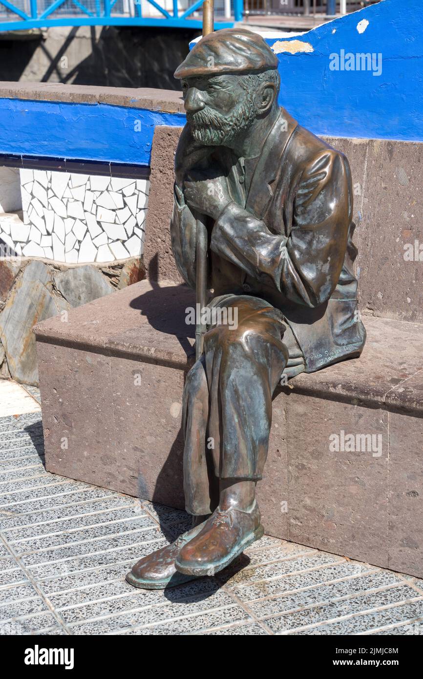 PUERTO DE MOGAN, GRAN CANARIA, ISLAS CANARIAS - MARZO 7 :Estatua de Elías Hernández García en Puerto de Mogan Gran Canaria en Mar Foto de stock