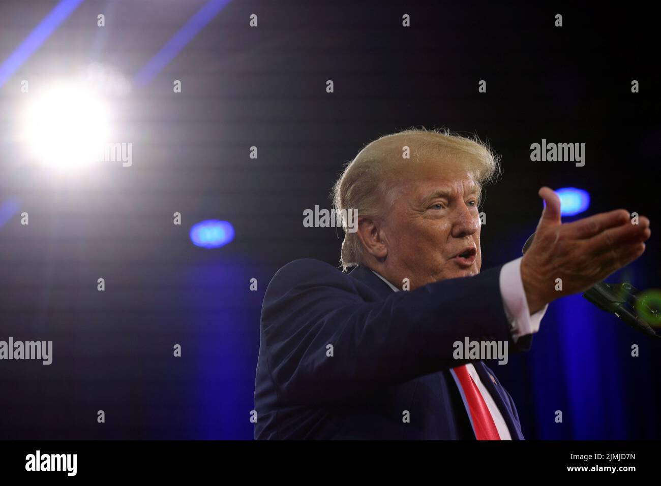 El ex presidente estadounidense Donald Trump habla en la Conferencia de Acción Política Conservadora (CPAC) en Dallas, Texas, EE.UU., el 6 de agosto de 2022. REUTERS/Brian Snyder Foto de stock