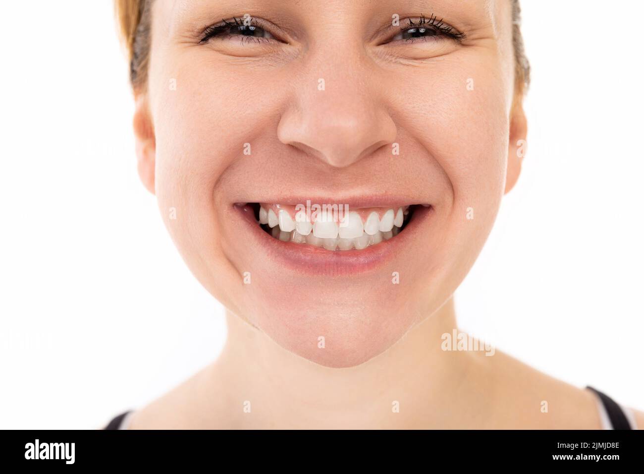 Retrato de cerca de una hermosa joven de mediana edad con una sonrisa blanca como la nieve Foto de stock