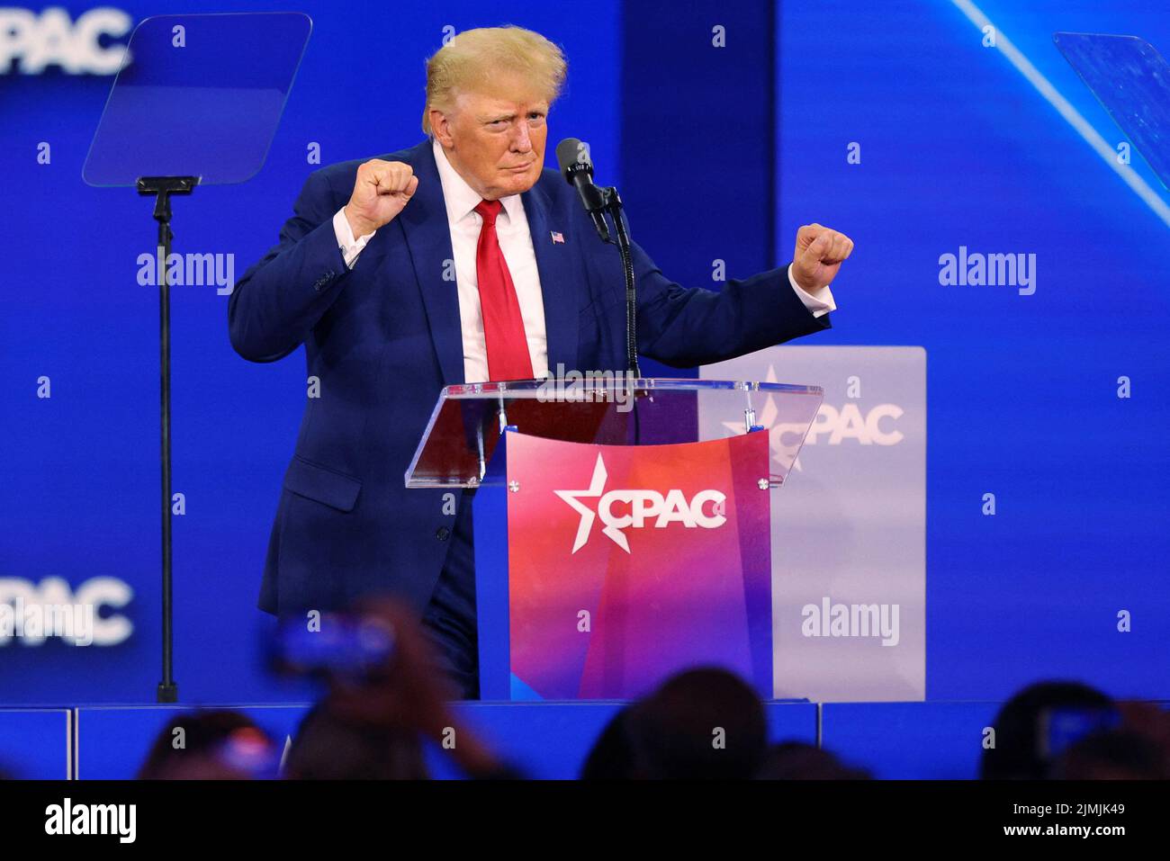 El ex presidente estadounidense Donald Trump baila en el escenario después de hablar en la Conferencia de Acción Política Conservadora (CPAC) en Dallas, Texas, EE.UU., el 6 de agosto de 2022. REUTERS/Brian Snyder Foto de stock