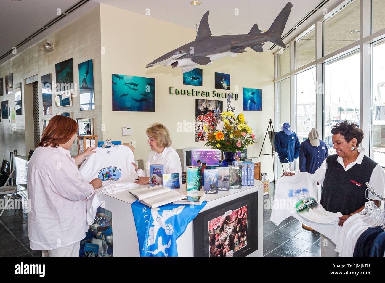 Hampton Virginia, Tidewater Area, la colección del museo de la Sociedad Jacques Cousteau expone dentro de la exploración interior visitantes tienda de regalos tienda de compras visita Foto de stock