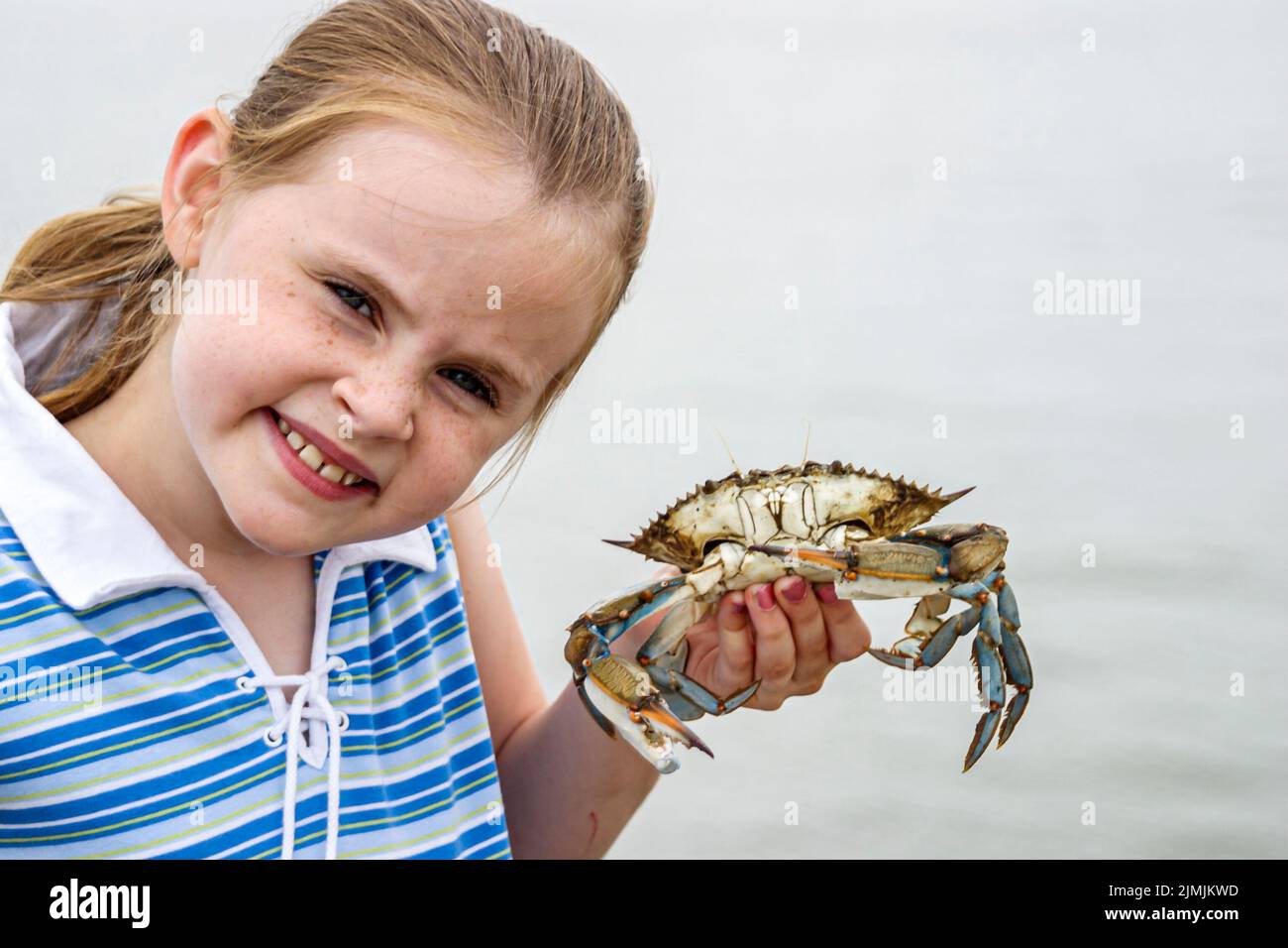 Virginia Newport News cerca de James River Bridge, crabbing recreación niña de agua niñas hembra cangrejo capturado, sostiene niños niños, visitantes vacaciones Foto de stock