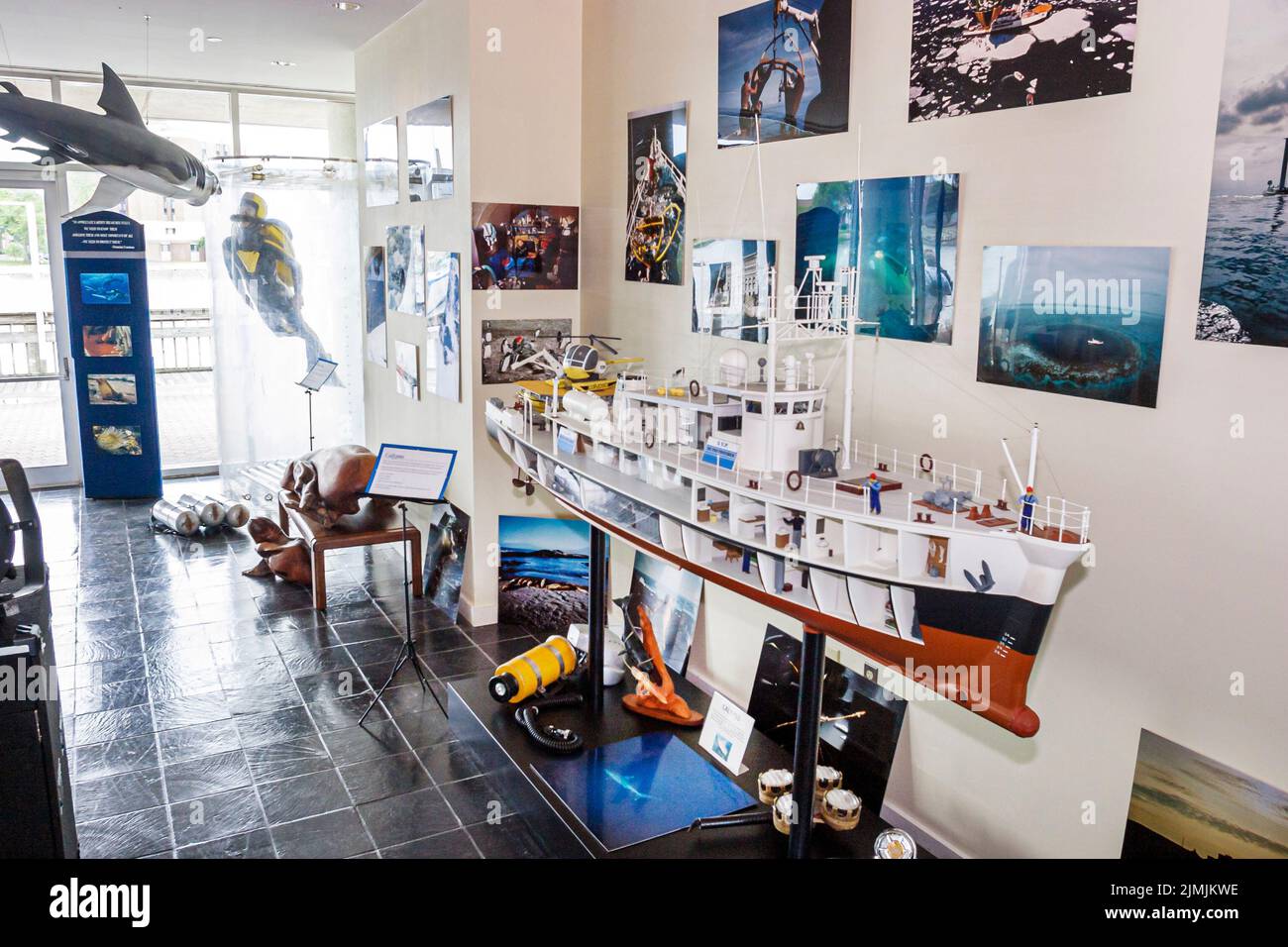 Hampton Virginia, Tidewater Area, la colección del museo Jacques Cousteau Society expone en el interior, la exploración del mar de los océanos y el buceo marino Foto de stock