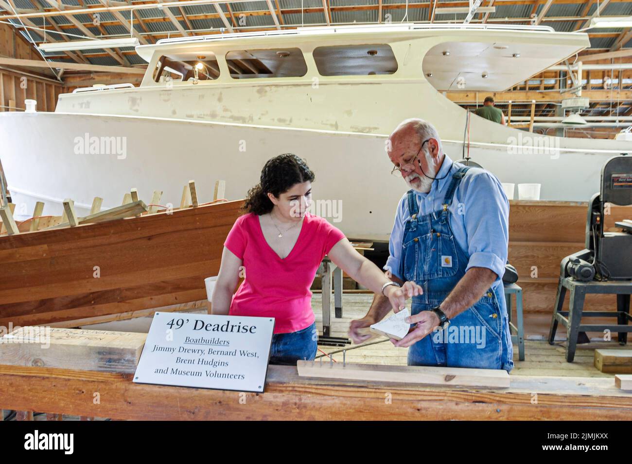 Museo de los Marineros de Virginia Newport News, exposición de historia, constructor de barcos a mano construido a mano hombres que muestran a la mujer cómo trabajar Foto de stock