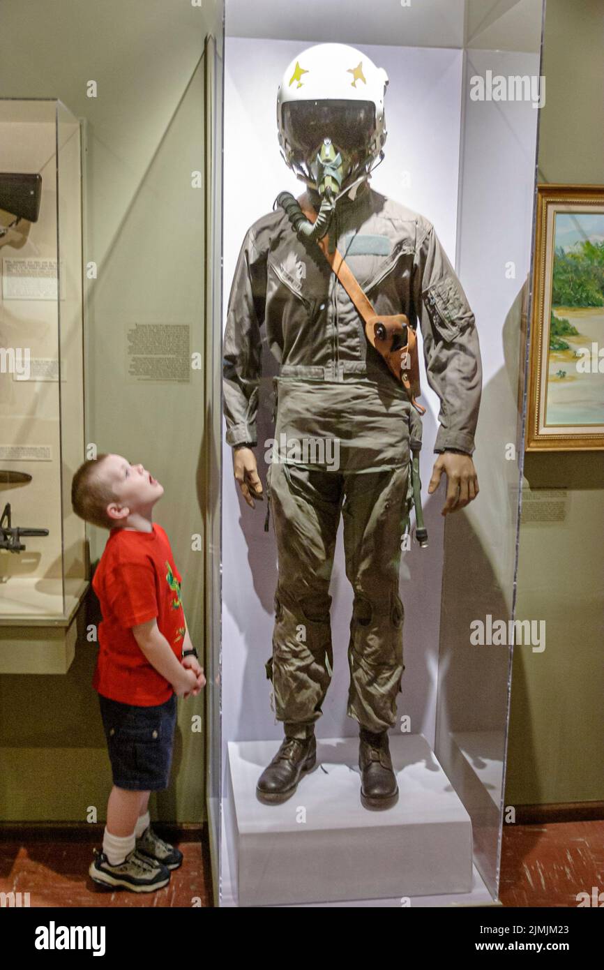 Newport News Virginia, Virginia War Museum, colección de exposiciones de historia mostrar niño buscando militar uniforme piloto, visitantes turismo turístico Foto de stock