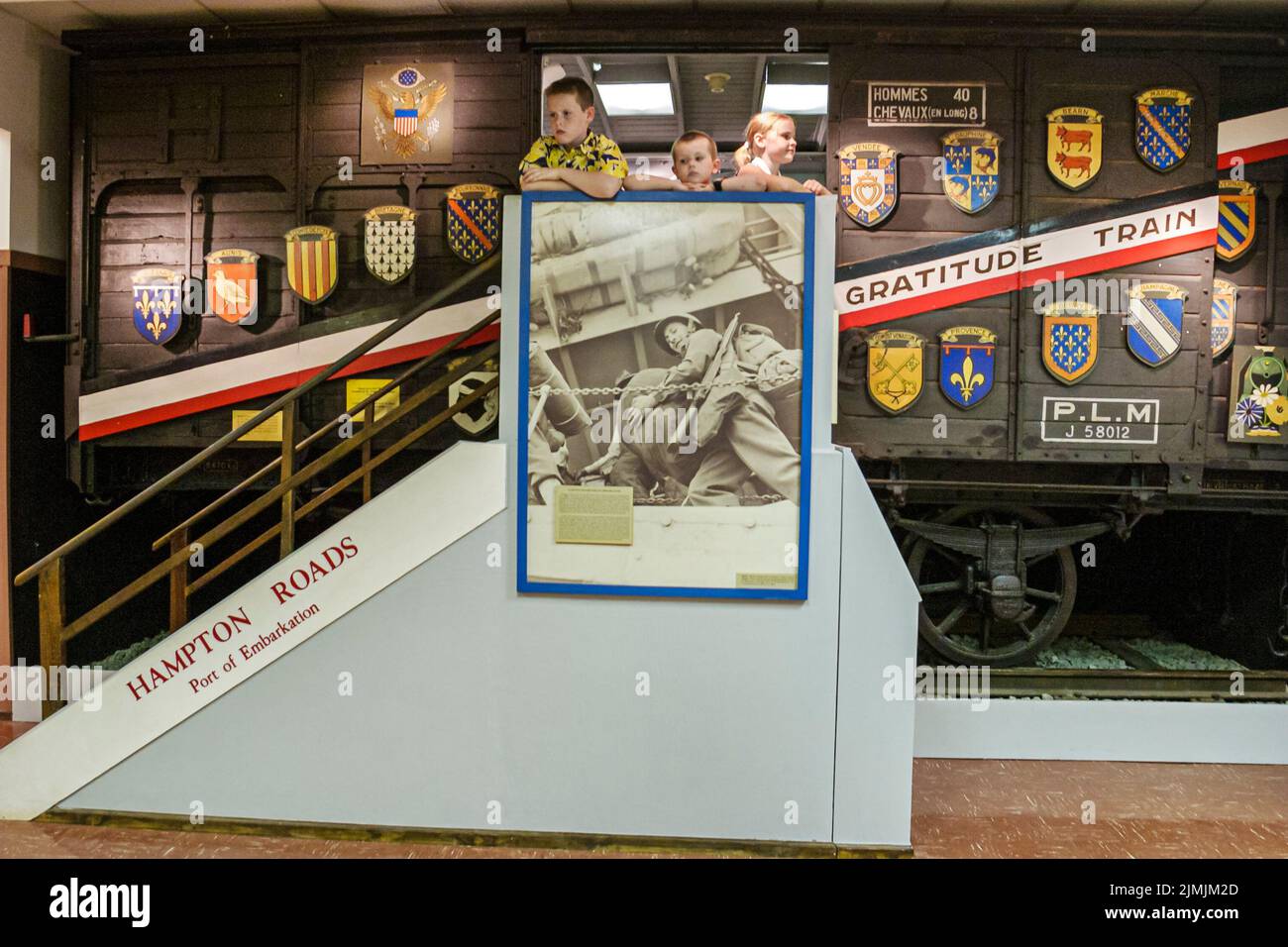 Newport News Virginia, Virginia War Museum, exposición de historia colección mostrar niña chicos gratitud tren, visitantes turismo Foto de stock