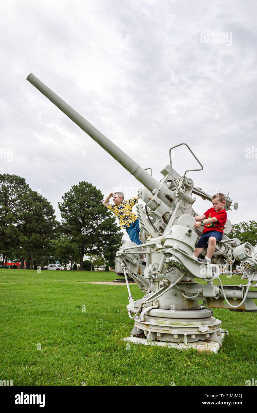 Newport News Virginia, Virginia War Museum, exposición de historia colección fuera de los niños hermanos armas de artillería antiaéreas manos en, visitantes Foto de stock