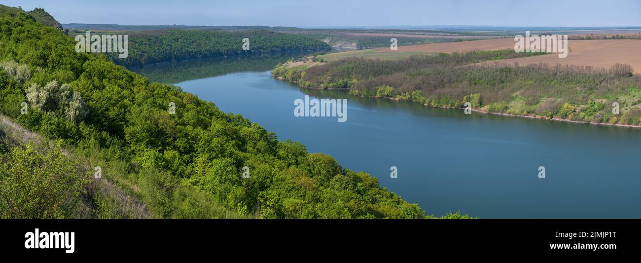Vista de la primavera en el cañón del río Dnister con pintorescas rocas, campos, flores. Este lugar llamado Shyshkovi Gorby, Nahoriany, Chernivtsi regi Foto de stock