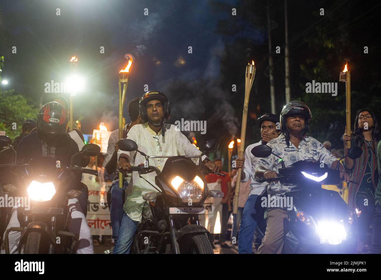 Bangladesh. 06th de Ago de 2022. Activistas y motociclistas realizan una manifestación y una procesión de antorchas para protestar contra el alza del precio del combustible y el desprendimiento de carga en Dhaka. (Foto de Nahid Hasan/Pacific Press) Crédito: Pacific Press Media Production Corp./Alamy Live News Foto de stock